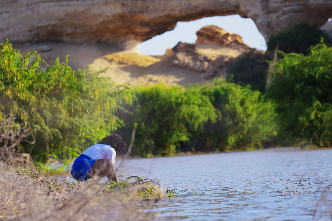 Mulher admirando a Lagoa do Arco